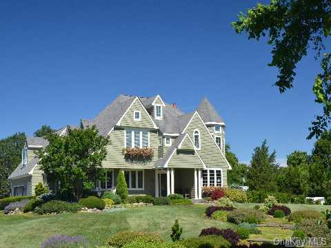 Bank/Private Rd, Southold